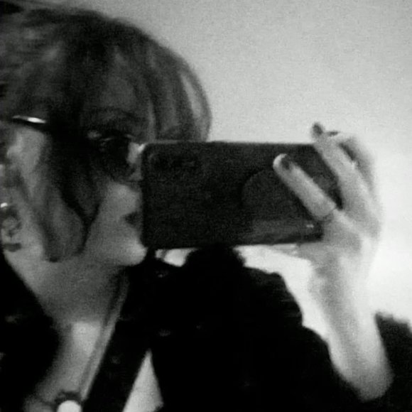 Meet your Posher, Ash - Picture 3 of 4